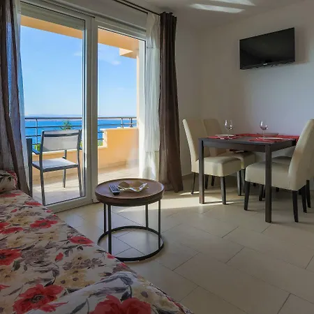 Faszinierendes Nur 100 Meter Zum Mit Sauna Und Whirlpool Auf Dachterrasse * Dramalj