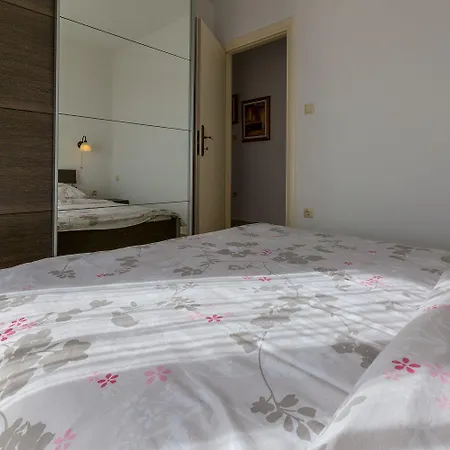Faszinierendes Nur 100 Meter Zum Mit Sauna Und Whirlpool Auf Dachterrasse Apartment Dramalj
