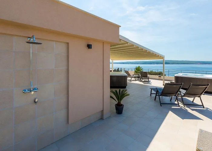 Faszinierendes Nur 100 Meter Zum Mit Sauna Und Whirlpool Auf Dachterrasse * Dramalj
